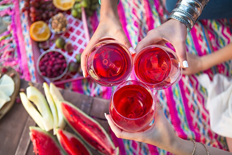 Brindis de verano con vino rosado