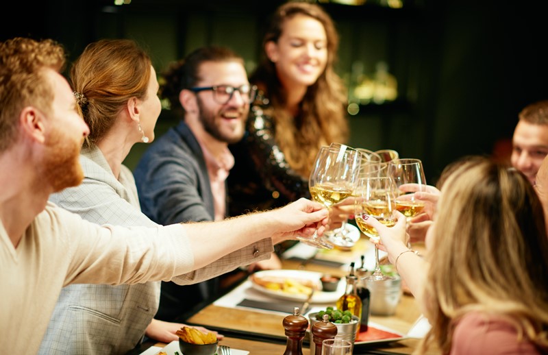 Comida de amigos brindando con vino