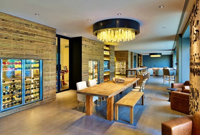 Interior de la Wine Library, equipada con una gran nevera de vinos y donde se celebran catas a diario.