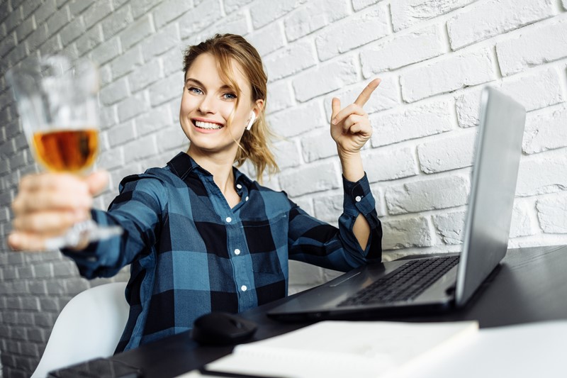 Mujer escuchando curso vino podcast