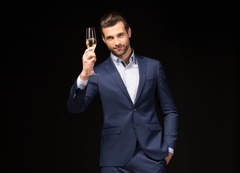 Hombre sujetando una copa de cava