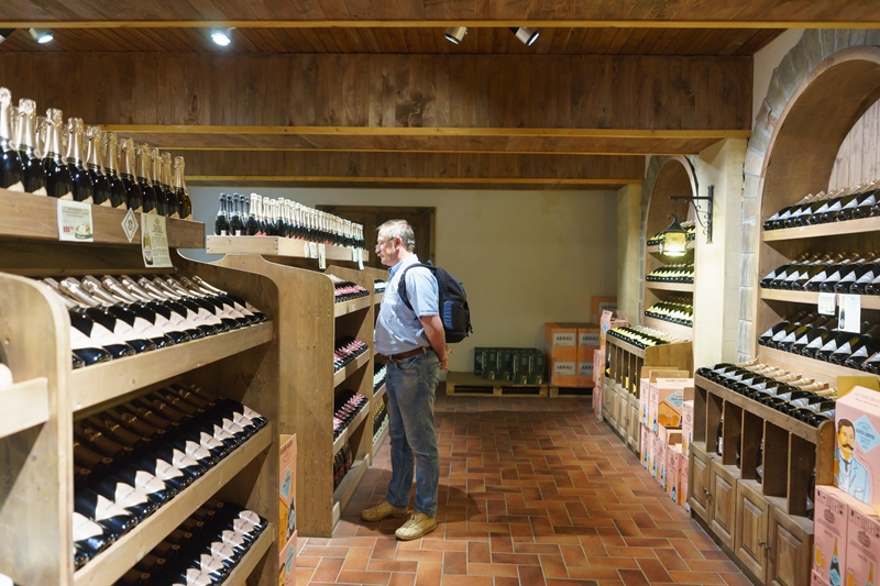 Turista comprando vino