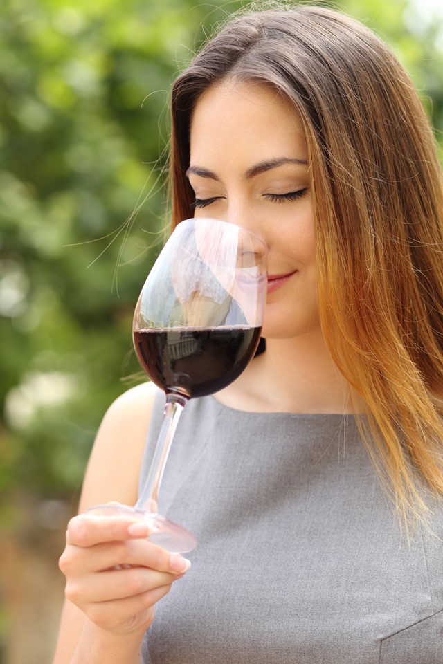 mujer catando un vino tinto