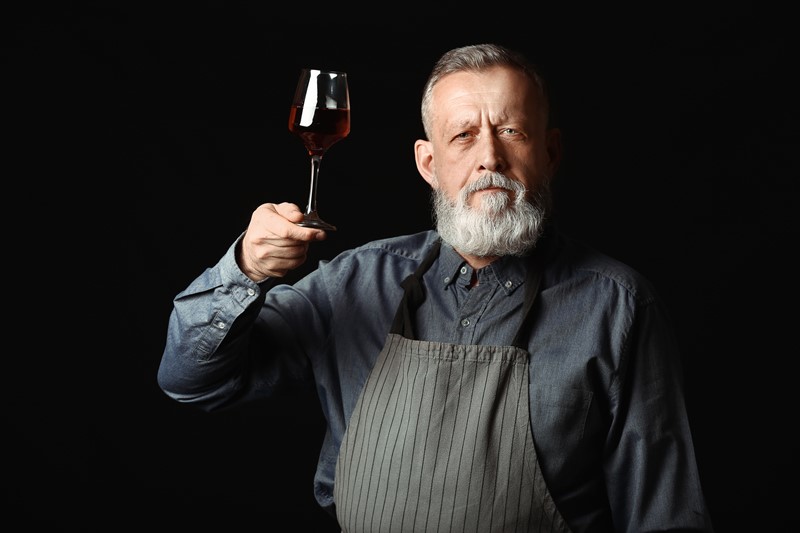 hombre mayor vino