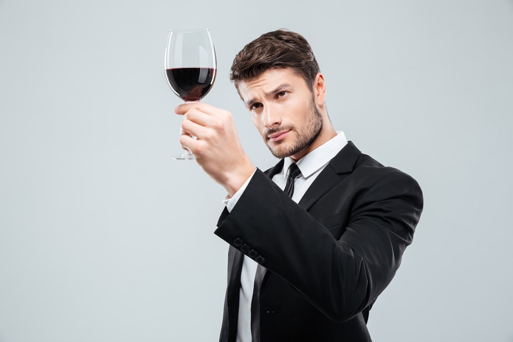 Hombre catando un vino