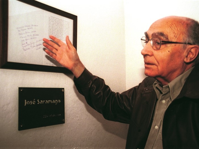 José Saramago junto al prólogo en el Museo del Vino.tif