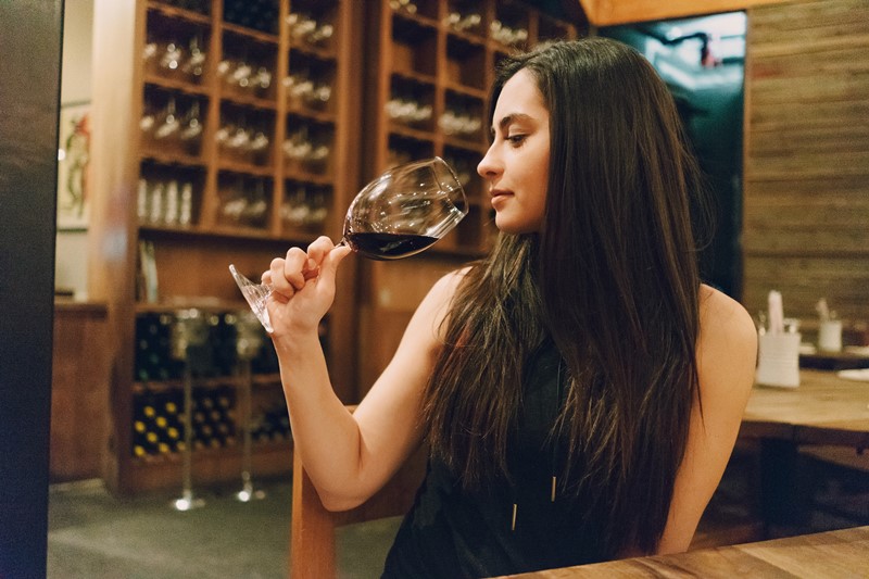 chica consumiendo vino