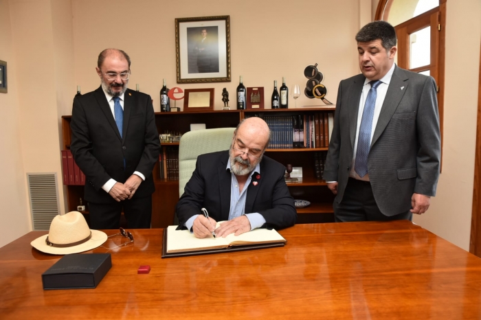 Antonio Resines ha firmado en el Libro de Oro de la DOP