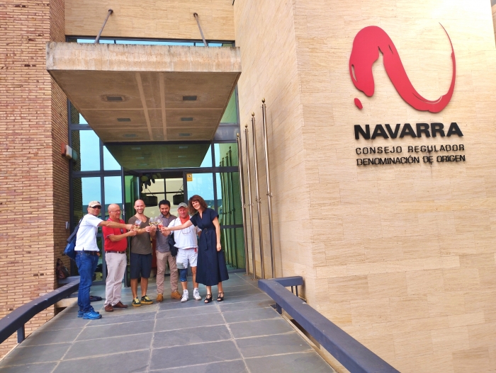 Un grupo de compradores y periodistas especializados ha viajado desde Suiza para recorrer la región durante estos días y conocer la Denominación de Origen Navarra en una acción organizada por el Consejo Regulador.