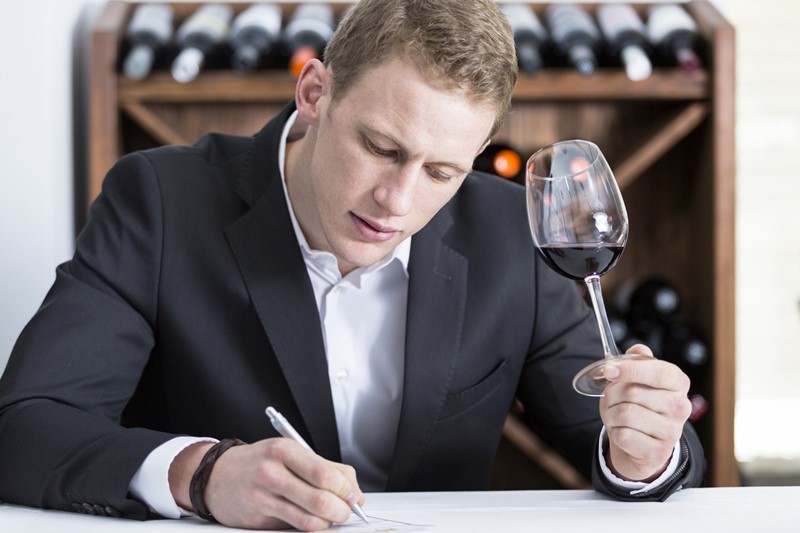 crítico experto puntuando vinos