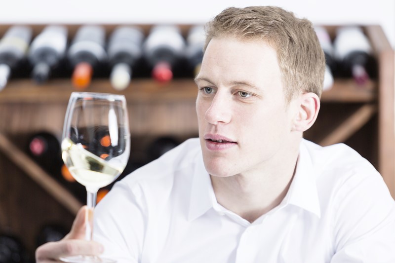Sumiller catando un vino blanco