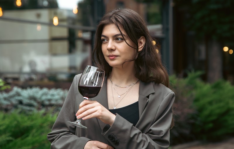 una mujer tomando una copa de vino