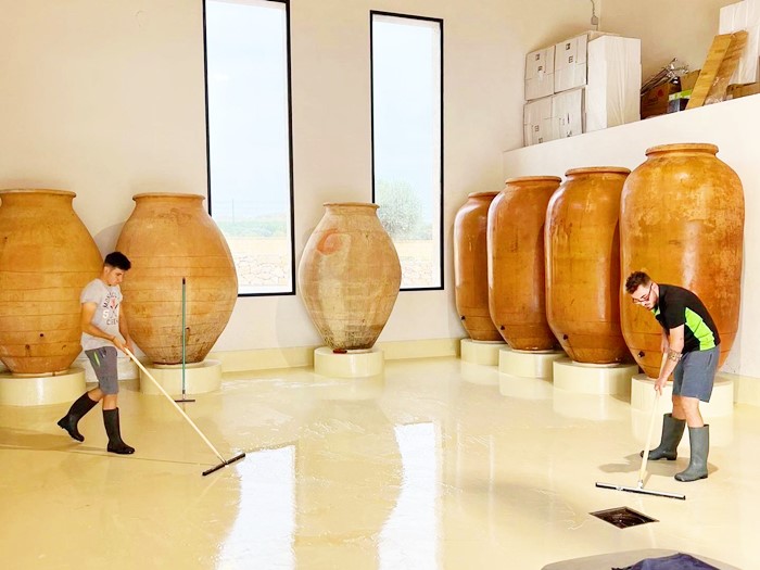 Bodegas Cano, situada en el corazón de DO Almansa, ha instalado 9 tinajas recuperadas para elaborar sus nuevos vinos