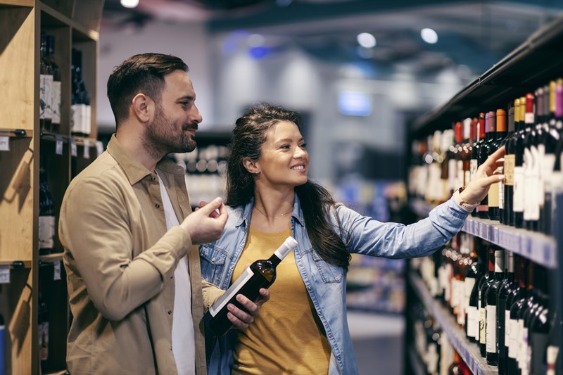 pareja comprando vinos