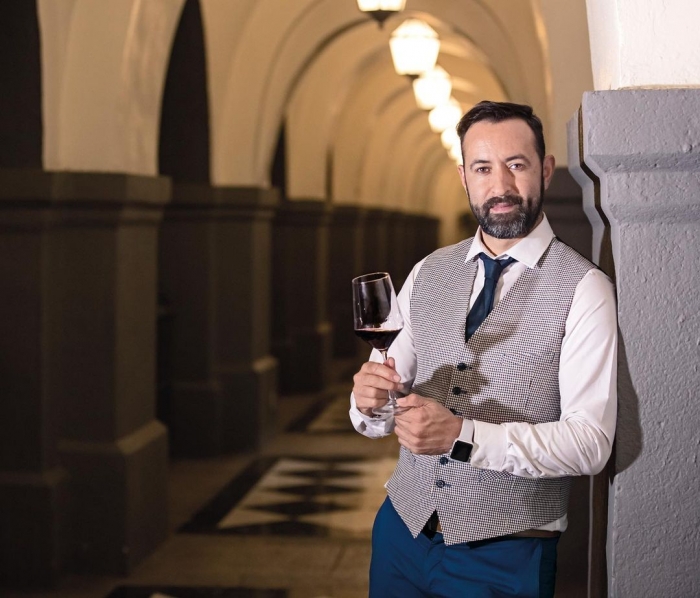Ariel Morales, sommelier, CEO y fundador de Wineman Company