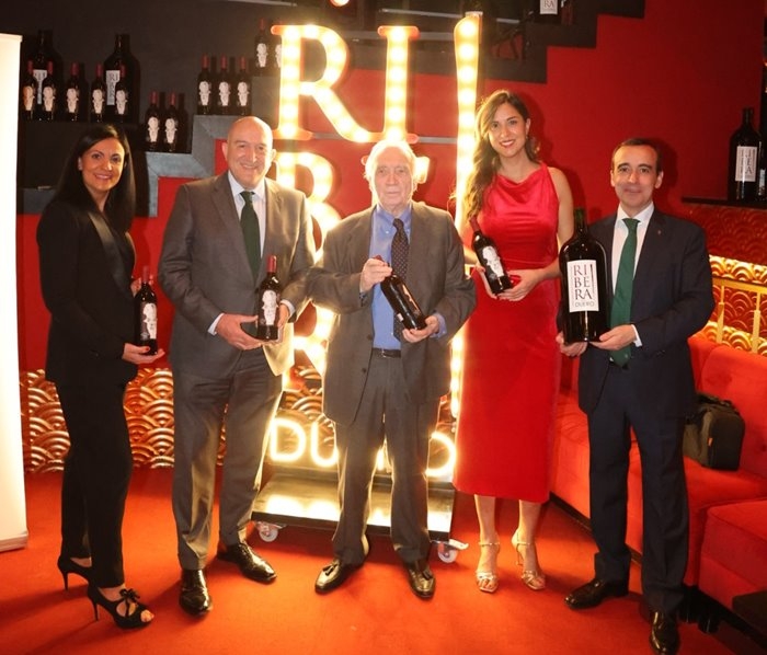 De izquierda a derecha: Carolina Díez -Directora de Comunicación y Eventos de la D.O. Ribera del Duero-; Jesús Julio Carnero -Alcalde del Ayuntamiento de Valladolid-; Fernando Méndez-Leite -Presidente de la Academia de Cine-; Blanca Jiménez Cuadrillero -Concejala Delegada General de Turismo, Eventos y Marca Ciudad-; y Miguel Sanz -Director General de la D.O. Ribera del Duero-