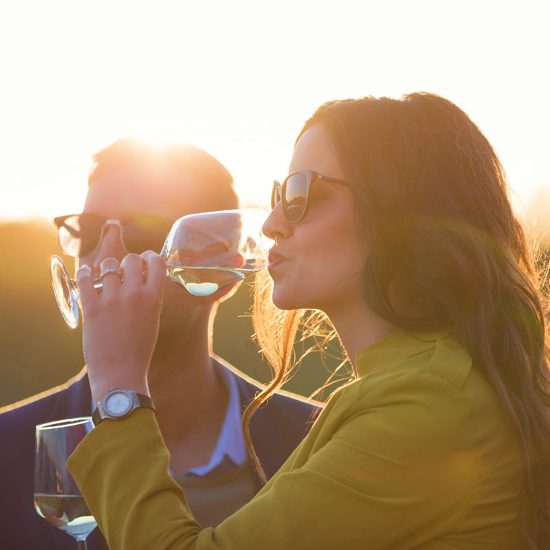 una pareja disfruta un vino