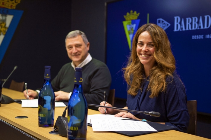 Esther Gutierrez, directora de marketing y comunicación de Bodegas Barbadillo y José Luis Donoso, director de ciudad deportiva y cantera del Cádiz C.F. rubricaron el acuerdo de renovación.