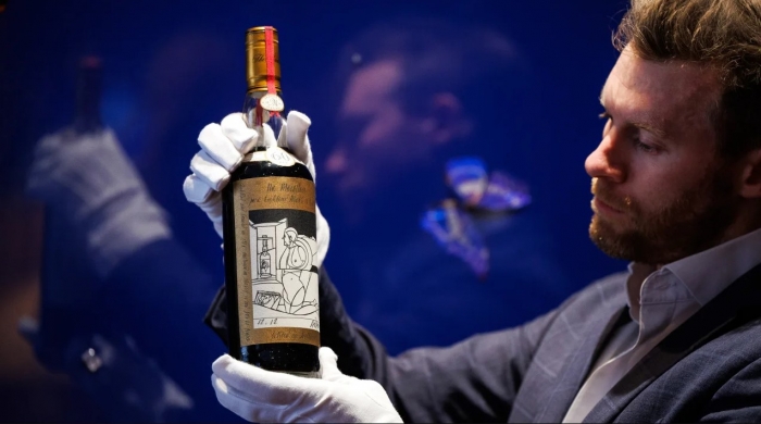 Jonny Fowle, director mundial de whisky de Sotheby's, presenta una botella de The Macallan 1926, el whisky más caro del mundo, el 19 de octubre de 2023 en Londres, Inglaterra