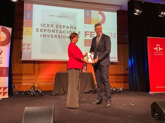 La consejera delegada, Elisa Carbonell, recoge el premio.