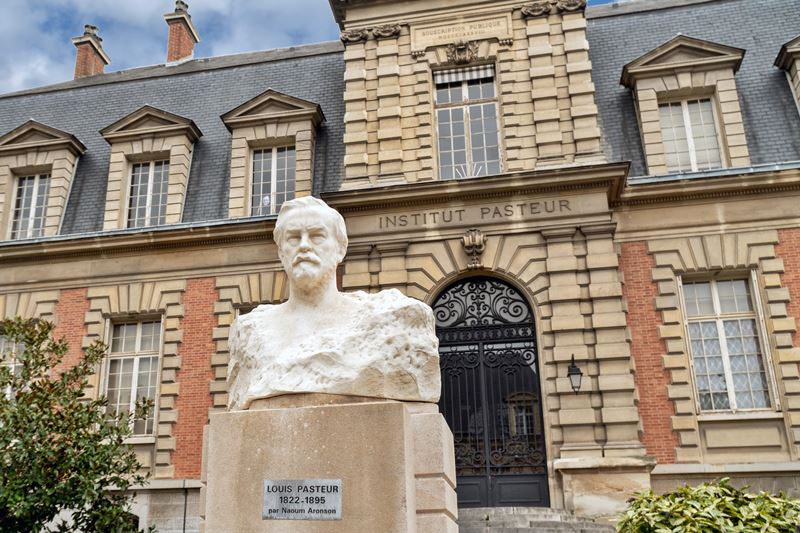 París, Francia - 09 de febrero de 2020: busto de Pasteur frente al antiguo edificio del Instituto Pasteur de París. La escultura es de Naoum Aronson (1872 1943 ) 