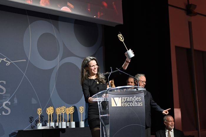 Mariana Siqueira de la Garrafeira Imperial recogiendo el premio a mejor Vinoteca de Portugal