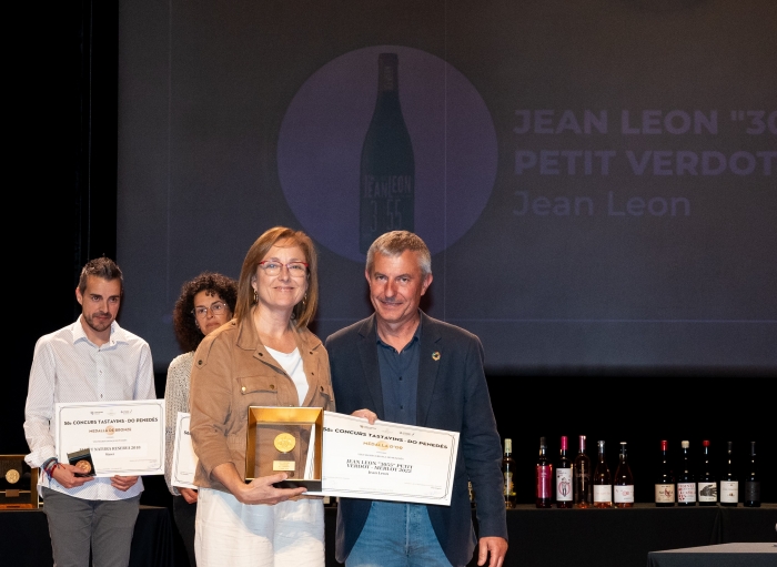Mireia Torres Maczassek, directora de la bodega Jean Leon, y Xavier Lluch LLopart, presidente del Consell Comarcal Alt Penedès y Alcalde de Font Rubi en el acto de entrega de premios del concurso Tastavins DO Penedès, celebrado el pasado 17 de mayo en Vilafranca del Penedès.