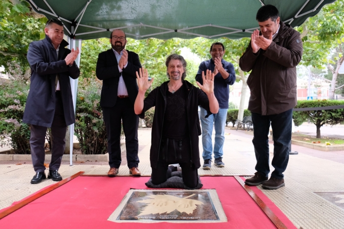 Imposición de manos de Miguel Ángel Berna en el Paseo de las Estrellas de Cariñena