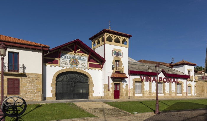 La icónica fachada de la estación de Bodegas Bilbaínas