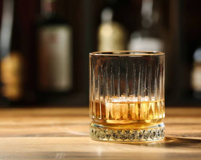 El whisky estadounidense enfrenta caída de ventas y nuevas amenazas arancelarias en Europa y Canadá