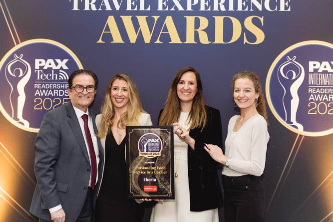 Iberia recibe tres premios internacionales por su servicio a bordo en una feria del sector en Alemania
