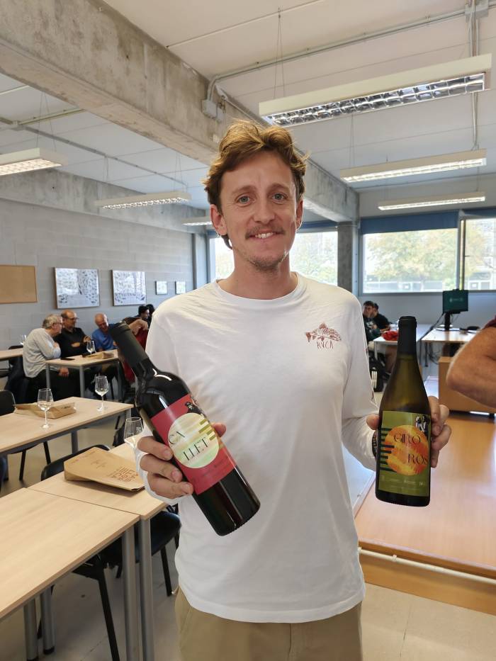 Estudiantes de la UIB se acercan al sector vitivinícola mallorquín con una jornada formativa y cata guiada Estudiantes de la UIB se acercan al sector vitivinícola mallorquín con una jornada formativa y cata guiada