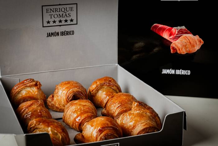 Enrique Tomás y Baker & Baker lanzan un croissant relleno de jamón ibérico  