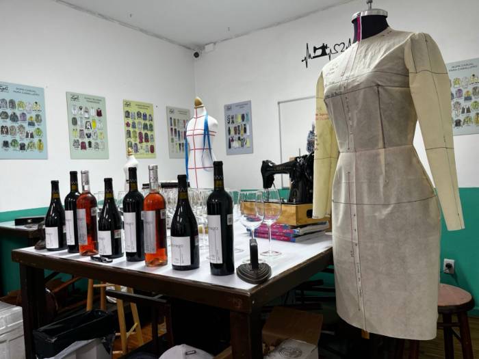 Un taller en Ciudad de México une costura y vino en una experiencia creativa
