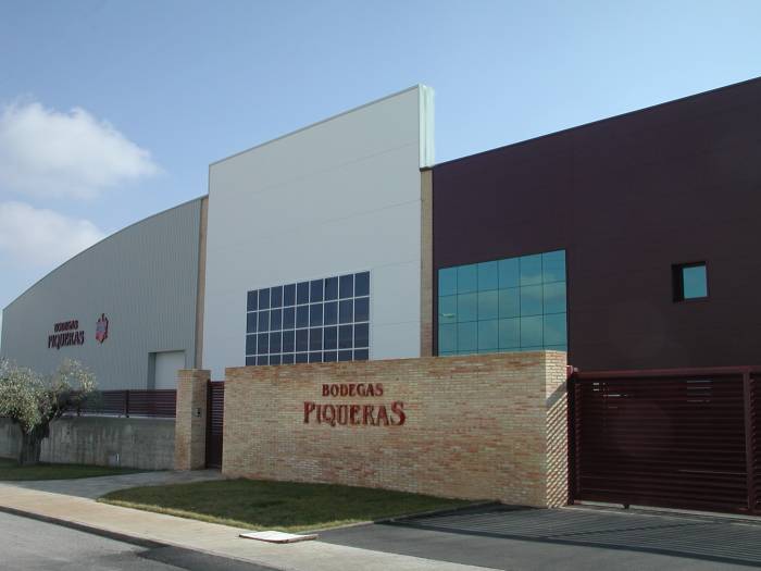 Bodegas Piqueras celebra su 110 aniversario con la entrega de vino a las fiestas de Almansa