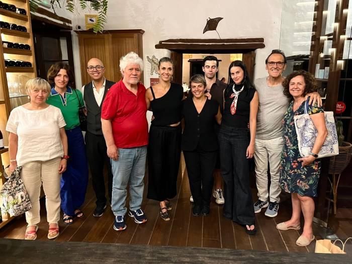 Pedro Almodóvar concluye el rodaje de ‘Amarga Navidad’ con una celebración en Lanzarote