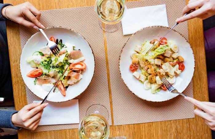 choosing the right wine for summer salads depends on acidity, sweetness, and serving temperature