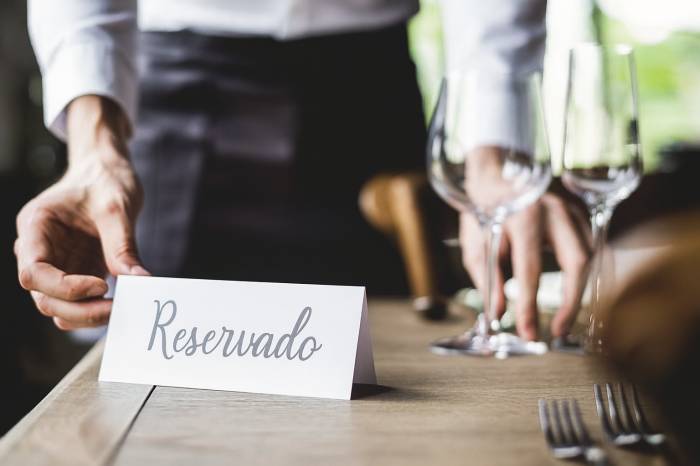 Las reservas fantasma en restaurantes turísticos caen pero siguen generando pérdidas en verano