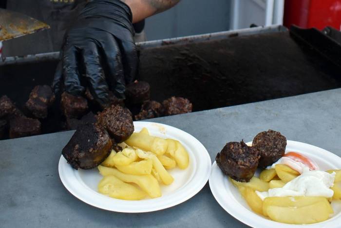 Cigales celebra su primera feria de la morcilla y el vino con gran afluencia en la plaza mayor