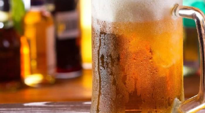 La cerveza fría no es la mejor opción para calmar la sed en verano