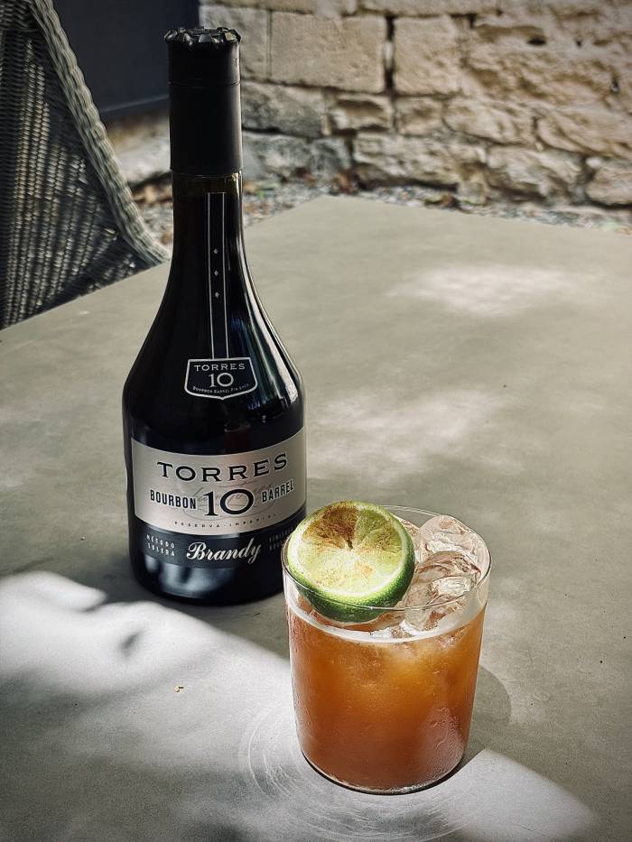 Torres Brandy lanza tres cócteles veraniegos para preparar en casa con recetas sencillas y frescas