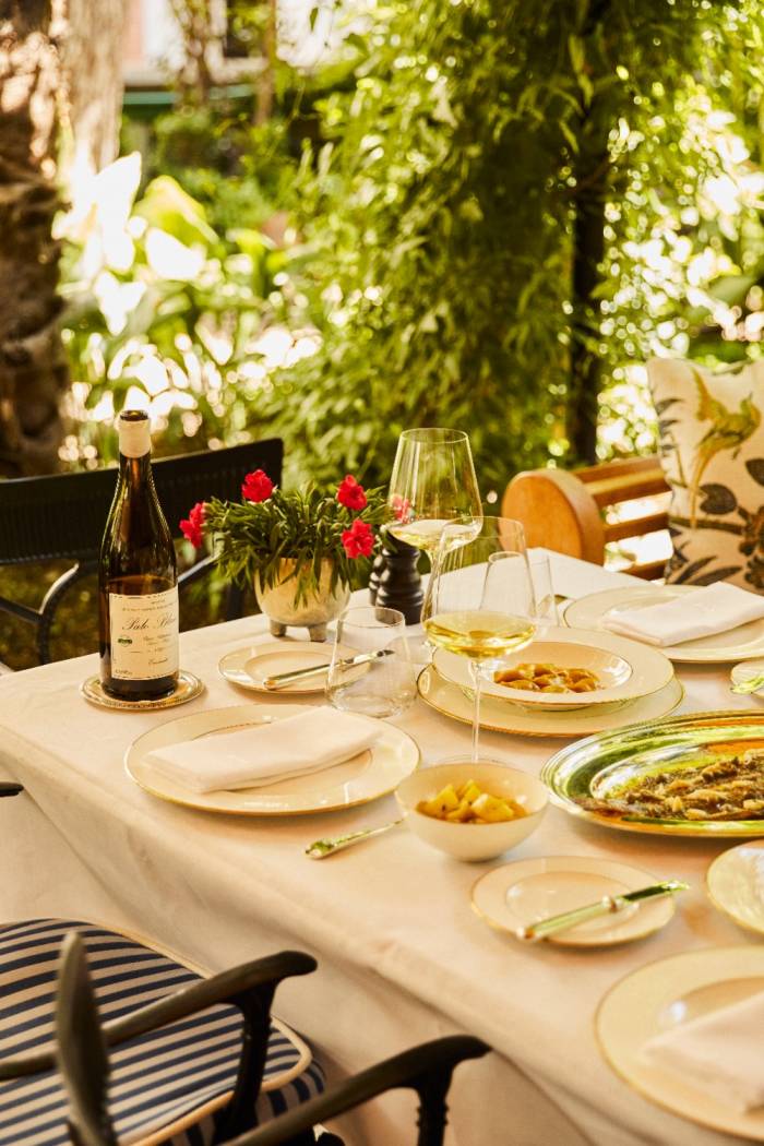 El jardín del hotel Santo Mauro renueva su propuesta estival con coctelería creativa y música en directo