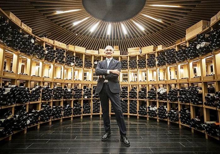 El mejor sumiller de España 2025 recomienda vinos de crianza y dulces para maridar la Torta del Casar en Navidad