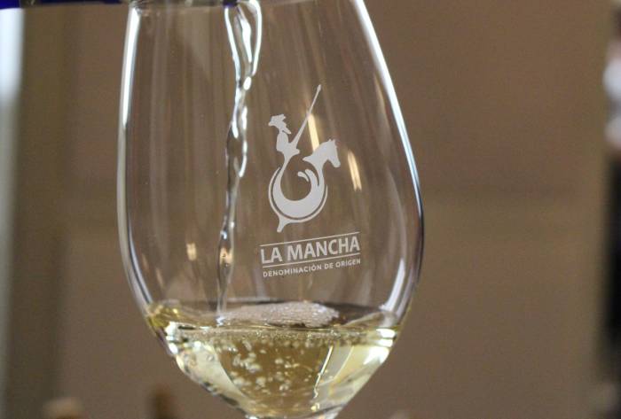 El Hotel Palace reúne a 20 bodegas manchegas para presentar la nueva añada y celebrar el auge del vino Airén