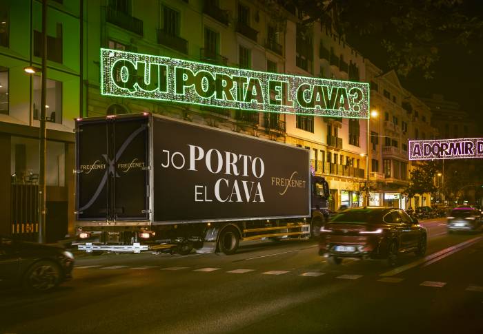 Un camión de nueve metros recorre Barcelona para reivindicar el cava en Navidad