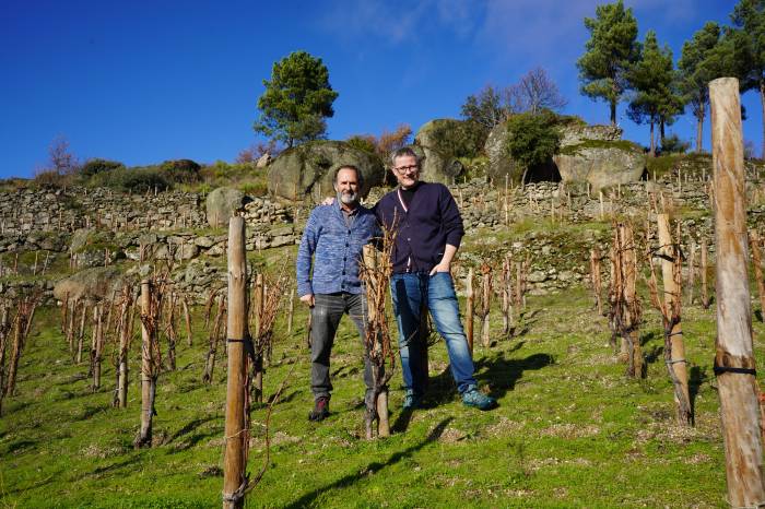 Santi Rivas cata 85 vinos en Valdeorras y elogia la “viticultura heroica” de la comarca gallega