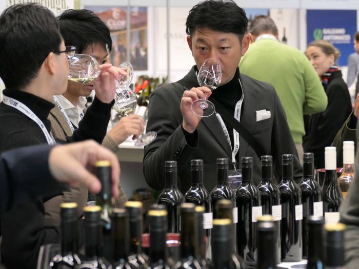 Bulk Wine Now Makes Up Over One-Third of Global Trade as Surplus Reshapes Industry