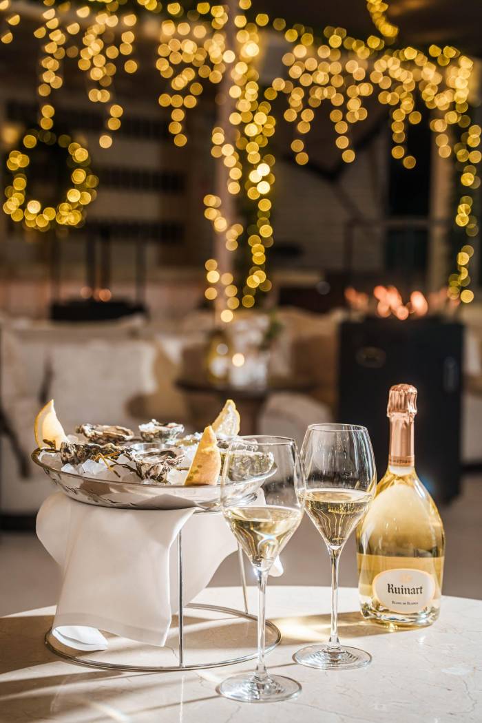 Ruinart y Nota Blu crean un lounge efímero para celebrar la Navidad en Marbella con champagne y alta gastronomía