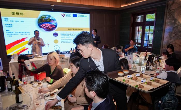 El vino español sube un 4,9 por ciento en China y refuerza su presencia con una guía de maridaje en chino