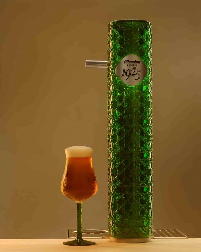 Más de 400 bares en España estrenan el grifo artesanal Columna Centenario de Alhambra Reserva 1925